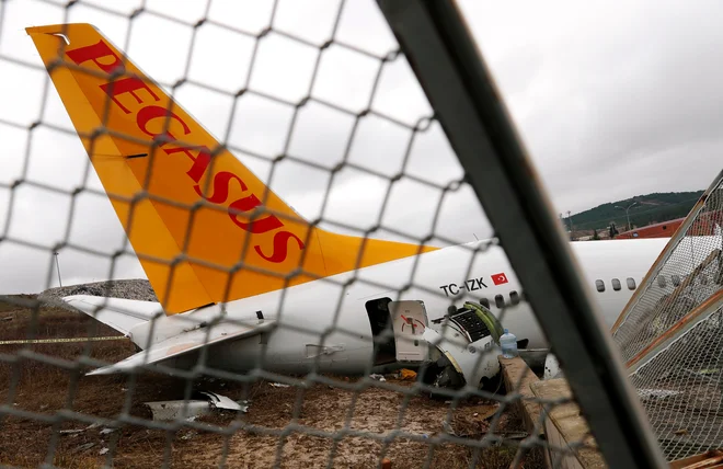 Razbitine ponesrečenega letala Boeing 737-86J letalske družbe Pegasus Airlines. FOTO: Murad Sezer/Reuters