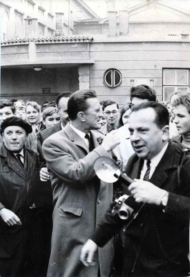 Kirk Douglas leta 1964 v Ljubljani, Tito ga je povabil v rezidenco na Bledu. »Množica oboževalk in oboževalcev se je zgrnila na peron ljubljanske železniške postaje, ko se je ustavil na prvem tiru brzovlak iz Beograda. Iz njega je izstopil Kirk Douglas,« je dogodek tedaj opisal novinar Tine Kristan. FOTO: Edi Šelhaus/dokumentacija Dela/MNZS<br />
 