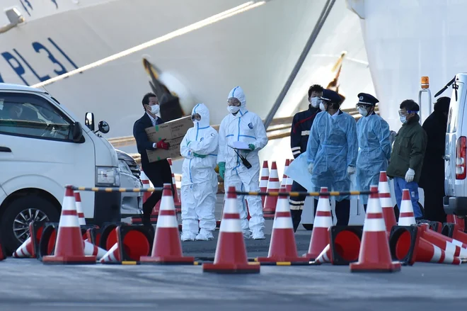 Skupno število okužb na križarki pred japonsko obalo je naraslo na dvajset. FOTO: Kazuhiro Nogi/AFP
