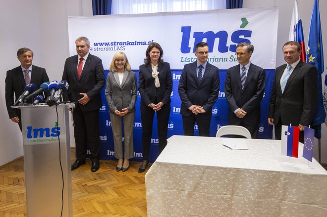 Predstavniki koalicijskih strank s poslancema manjšin Ferencem Horvathom in Felicem Žižo ob podpisu sporazuma o sodelovanju oktobra 2018. FOTO: Voranc Vogel/Delo
