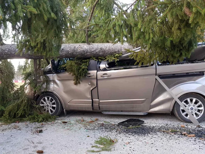 Policija je zaradi neurja včeraj prejela okoli 300 klicev za skupno 61 nujnih dogodkov. FOTO: PU Kranj