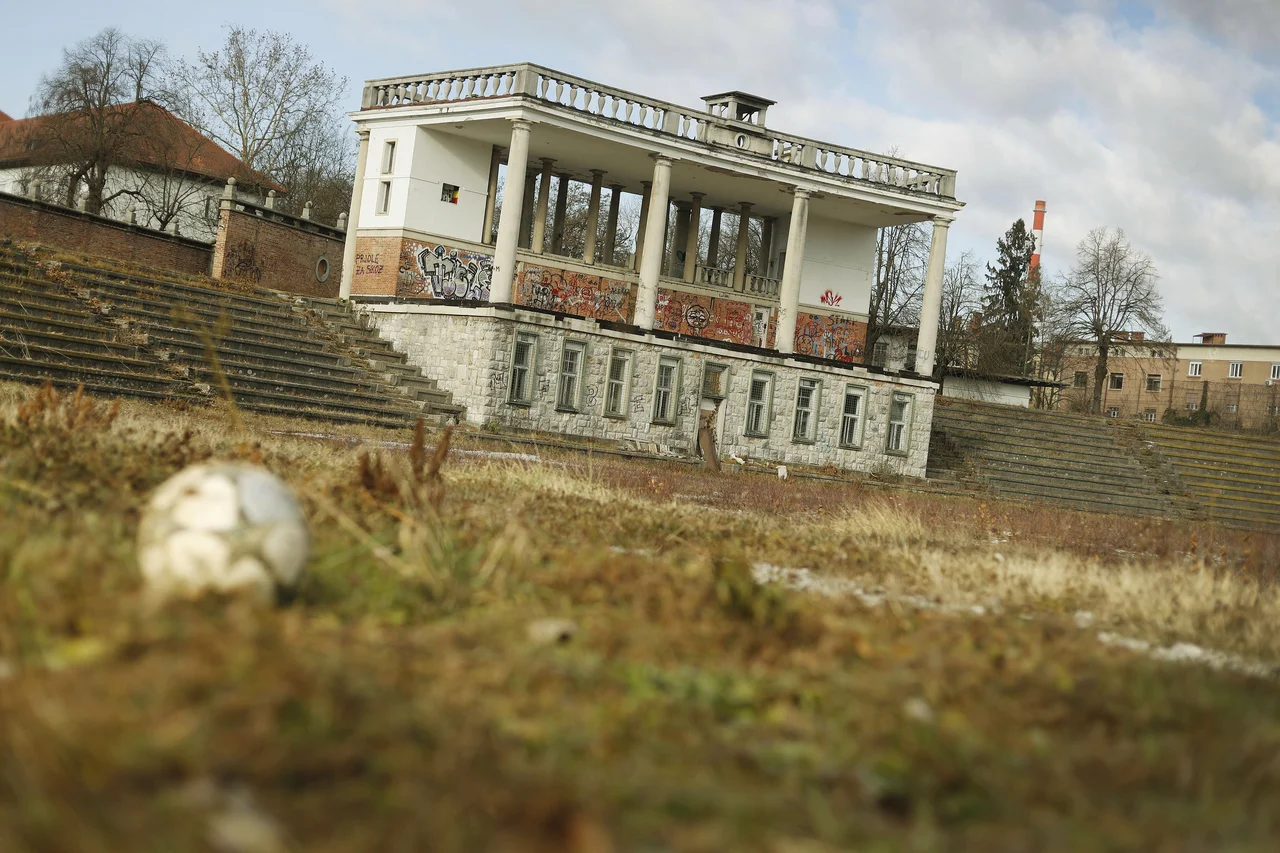 Fotografija: Na Plečnikovem stadionu so telovadili Orli, zborovali na Evharističnem kongresu, prisegali domobranci, tekli atleti in zadnji igrali nogometaši. Foto Leon Vidic/Delo