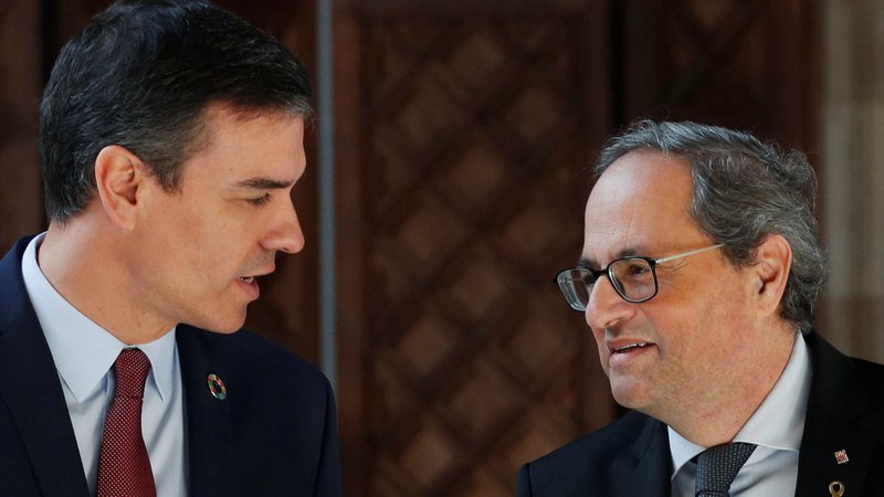 Fotografija: Španski premier Pedro Sánchez in katalonski predsednik Quim Torra danes v Barceloni. Foto: Albert Gea/Reuters