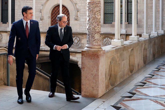 Dialog je vedno dober znak, tudi današnje srečanje med španskim predsednikom vlade Pedrom Sánchezom in katalonskim kolegom Quimom Torro je znamenje, da bi se odnosi med Madridom in Barcelono vendarle lahko spremenili. Foto: Albert Gea/Reuters