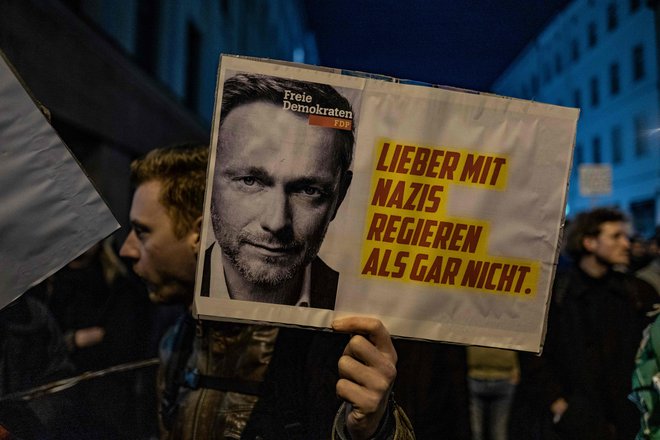 Po večji nemških mestih so tisoči protestirali proti sodelovanju s skrajno desnico. Protestnik na sliki drži plakat s sliko predsednika stranke FDP, Christiana Lindnerja in napisom »Raje vladamo z nacisti kot sploh ne.« FOTO: John Macdoug