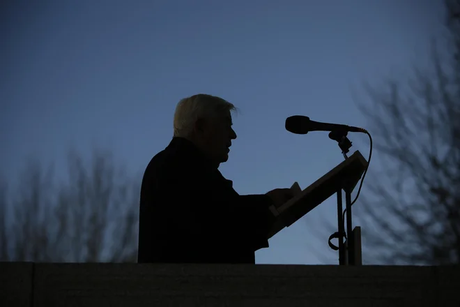 »Žalosten dan je danes. Na poti v zgodovino spremljamo Janeza Stanovnika,« je v poslovilnem nagovoru dejal prvi predsednik samostojne Slovenije<strong> </strong>Milan Kučan. FOTO: Jure Eržen/Delo