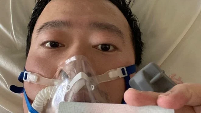Zaskrbljeni zdravnik Li Wenliang se je zaradi okornega obnašanja oblasti ob izbruhu epidemije s koronavirusom okužil tudi sam. FOTO: Li Wenliang