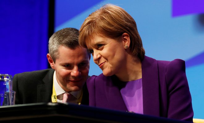 Številni so menili, da bo Derek Mackay na čelu Škotske nacionalne stranke nasledil Nicolo Sturgeon. <br />
 FOTO: Russell Cheyne/Reuters