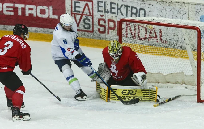 Žiga Jeglič se je Podmežakli priklonil z dvema goloma v litovsko mrežo. FOTO: Jože Suhadolnik