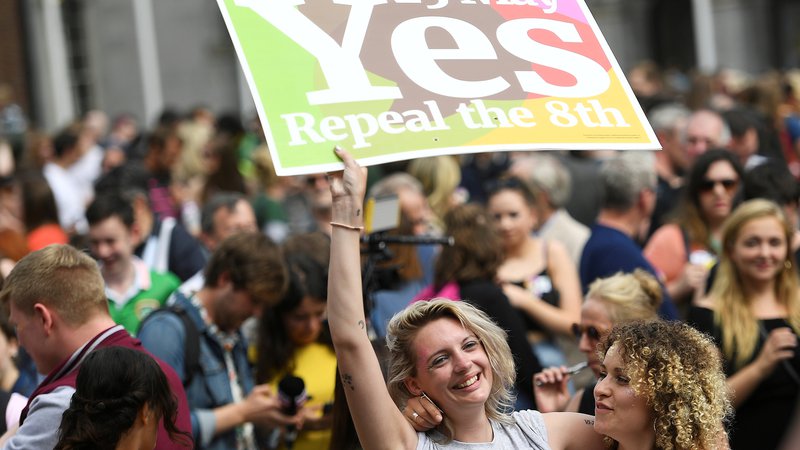 Fotografija: Irci so maja 2018 kot ena od zadnjih držav v EU odpravili prepoved splava. Foto: REUTERS/Clodagh Kilcoyne