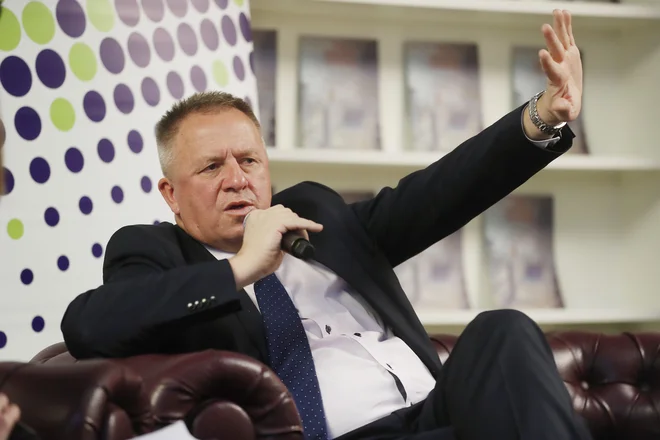 Zdravko Počivalšek, predsednik SMC, je včeraj od LMŠ dobil &raquo;darilo&laquo;. Ni komentiral, ali bo to vplivalo na&nbsp;njegovo odločitev o sodelovanju z Janezom Janšem. FOTO: Leon Vidic/Delo