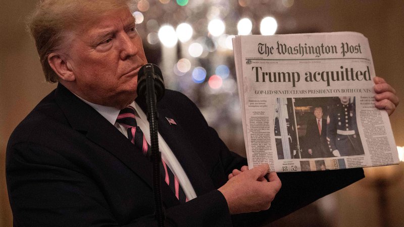 Fotografija: Predsednik Trump razkazuje časopis z naslovnico o oprostitvi. Foto Nicholas Kamm Afp