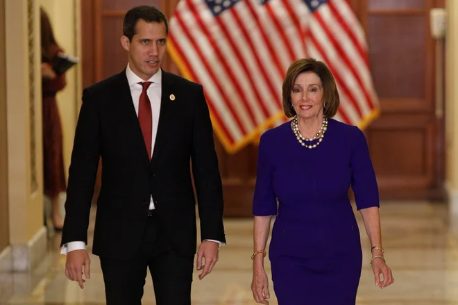 Predsednica predstavniškega doma Nancy Pelosi z voditeljem venezuelske opozicije Juanom Guaidóm. Foto Tom Brenner Reuters