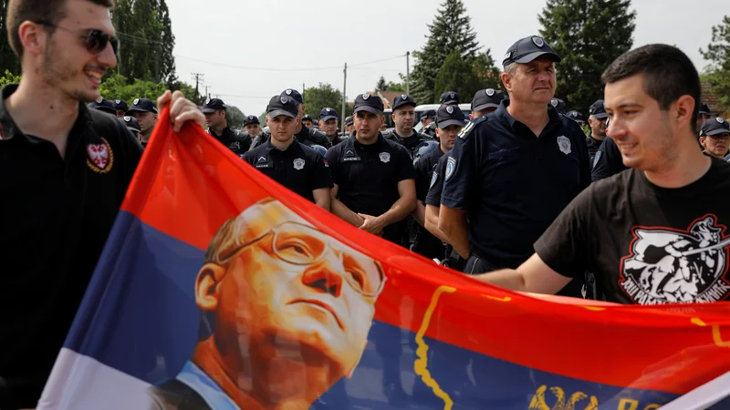 Fotografija: Obsojeni vojni zločinec Vojislav Šešelj ima zveste in militantne privržence. FOTO:: Marko Djurica/Reuters