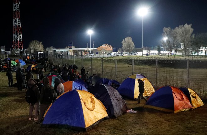 Številni migranti v grozljivih razmerah taborijo ob severnih mejah Srbije. FOTO: Bernadett Szabo/Reuters