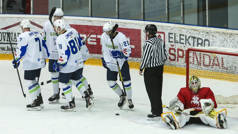 Fotografija: Slovenski hokejisti so do vrha napolnili mrežo gostov z Baltika. FOTO: Jože Suhadolnik