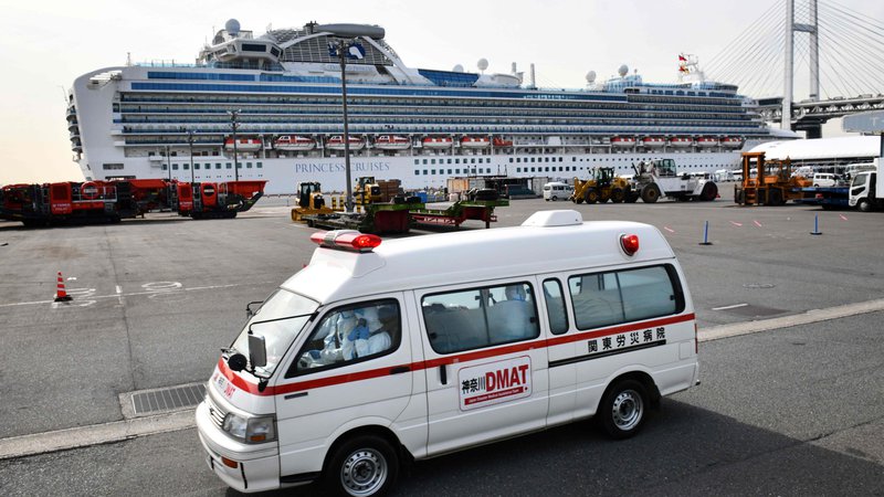 Fotografija: Okužene potnike z ladje evakuirajo v bolnišnično oskrbo, število 61 okuženih s koronavirusom, so, kot poroča AFP, potrdili na japonskem ministrstvu za zdravstvo. FOTO: Kazuhiro Nogi/AFP