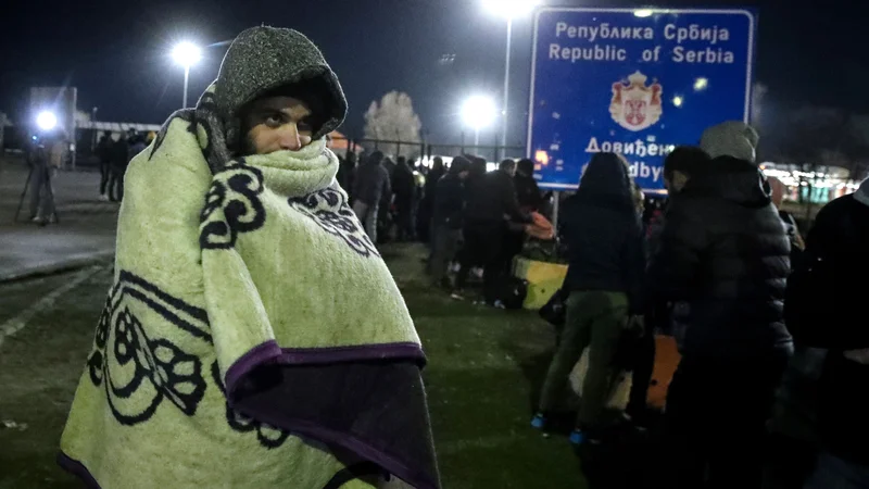 Fotografija: Organizirali so se preko družbenih omrežij in se iz begunskih centrov v Srbiji napotili proti meji. FOTO: AFP