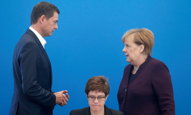 CDU se je po polomu v Turingiji znašla v težavah. Na sliki kanclerka Angela Merkel, predsednica CDU Annegret Kramp-Karrenbauer in vodja turinške CDU Mike Mohring. FOTO: Reuters