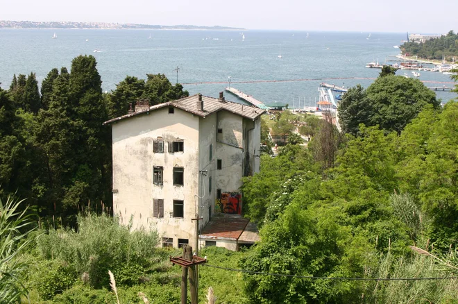 Propadajoči Vojkov dom, ki se nahaja za porušeno Vilo Virginio v Portorožu. FOTO: Boris Šuligoj