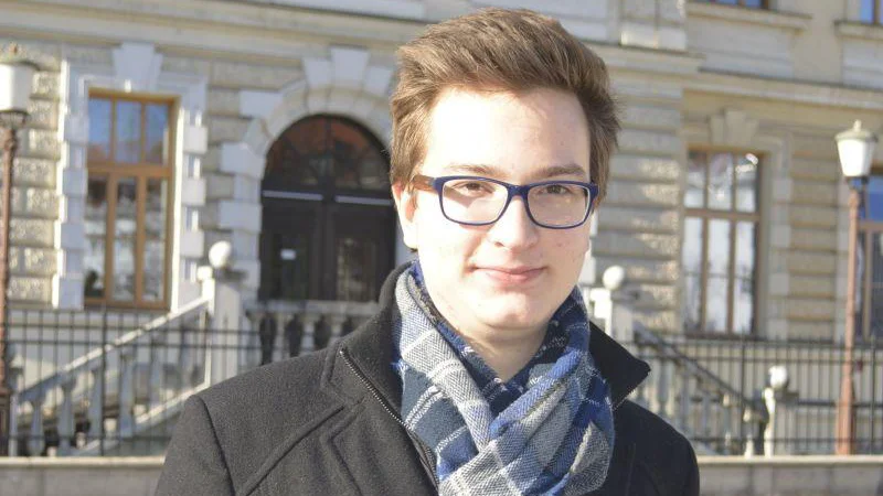 Dominik Podlogar se je preizkušal tudi v drugih pesniških formah, gazelah in glosi, a mu je sonet še vedno najbližje, saj je po njegovih besedah to &raquo;dovolj kratka in hkrati dovolj dolga oblika, da poveš, kar želiš&laquo;. FOTO: osebni arhiv