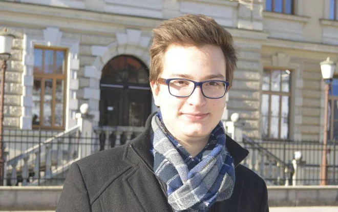 Dominik Podlogar se je preizkušal tudi v drugih pesniških formah, gazelah in glosi, a mu je sonet še vedno najbližje, saj je po njegovih besedah to &raquo;dovolj kratka in hkrati dovolj dolga oblika, da poveš, kar želiš&laquo;. FOTO: osebni arhiv