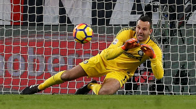 Samir Handanović ima pozitivne izkušnje v tekmah z Milanom, bomo videli, ali jih bo obogatil tudi v nedeljo. FOTO: Reuters