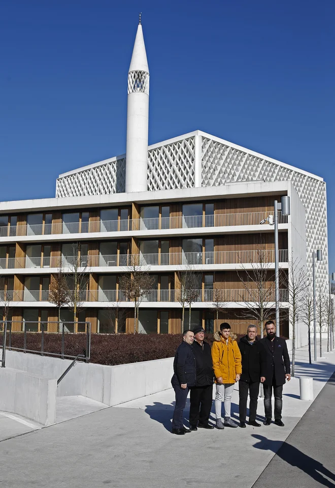 Spominski posnetek pred prvim obiskom nove ljubljanske džamije. FOTO: Blaž Samec/Delo