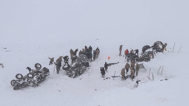 Fotografija: V bližini mesta Bahcesehir v vzhodni turški provinci Van kopljejo po snegu okoli treh prevrnjenih vozil, saj pogrešajo več deset reševalcev. Drugi plaz je udaril medtem ko so bili reševalci na misiji reševanja dveh oseb, ki sta bili pogrešani po prvem snežnem plazu, ki se je zgodil pozno 4. februarja. FOTO: Afp