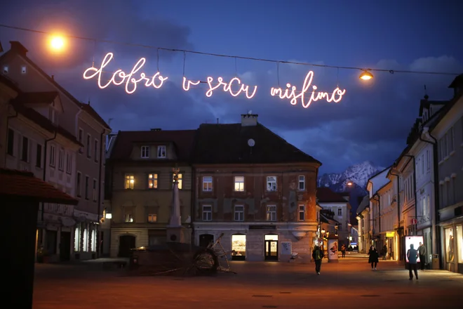 Motiv s Kranja ob praznovanju osrednjega slovenskega kulturnega praznika. FOTO: Jure Eržen/Delo