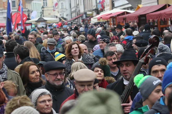 Prešernov smenj v Kranju je priložnost, ko je tudi kultura povod za gnečo. FOTO: Tomi Lombar/Delo