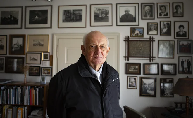 »Stojan Kerbler ni nikoli poskušal estetizirati, vendar njegove fotografske podobe same vzpostavijo univerzalno, celo eksistencialno estetiko.« FOTO: Jože Suhadolnik/Delo