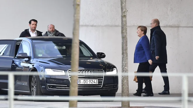 &raquo;Izključujemo oblikovanje vlad in političnih večin z glasovi AfD. To je stališče koalicijskih strank na vseh ravneh,&laquo; so po sestanku zapisali v CDU, CSU in SPD, ki na zvezni ravni sestavljajo koalicijo. FOTO: John Macdougall/AFP