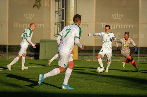 Olimpija je v zadnji pripravljalni tekmi na mrzli in vetrovni turški rivieri ukrajinskemu prvaku Šahtarju nudila odličen odpor. Stefan Savić (z žogo) je bil med najvidnejšimi igralci dvoboja. FOTO: Aljoša Juhart/NK Olimpija