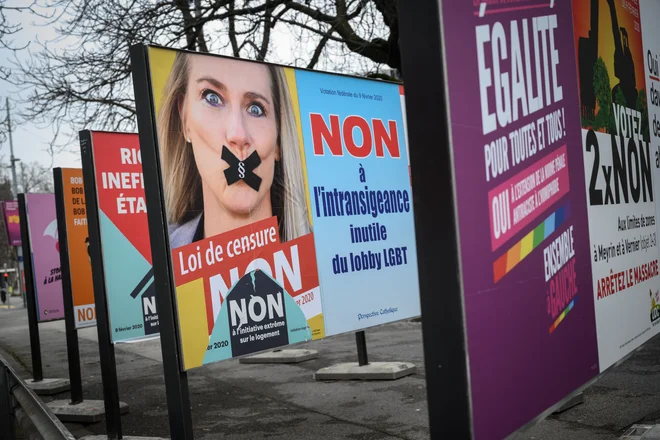 Nasprotniki novega zakona trdijo, da bo s tem omejena svoboda govora. FOTO: Fabrice Coffrini/Afp
