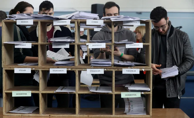 Na Irskem se bo štetje glasov zavleklo v noč. Foto: REUTERS/Lorraine O'Sullivan