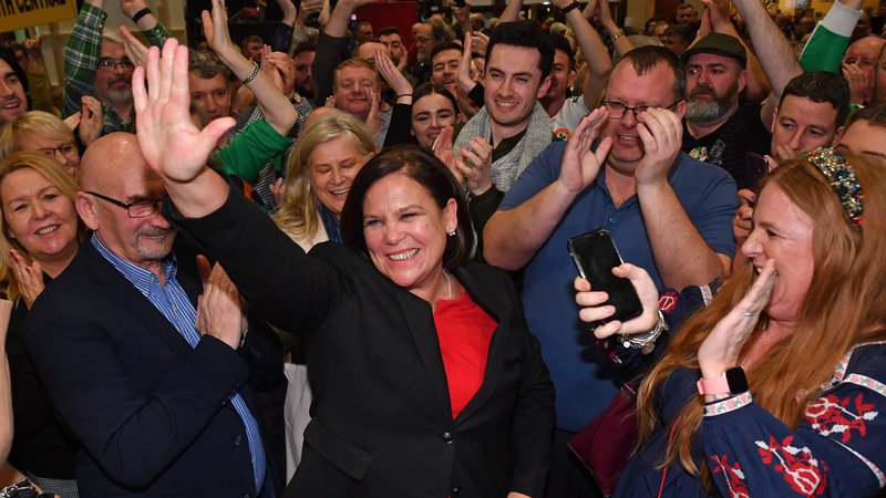 Fotografija: Vodja republikanske stranke Sinn Féin Mary Lou McDonald med prosljavljanjem volilnega uspeha v Dublinu. FOTO: Ben Stansall /Afp