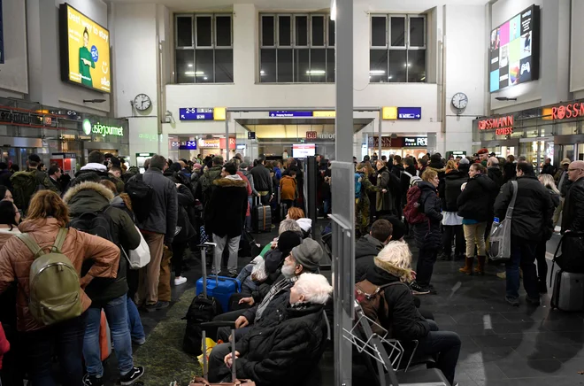 Nemška meteorološka služba (DWD) je že razglasila drugo najvišjo stopnjo opozoril za nevihto, ki so jo poimenovali Sabine in ki je zajela večji del Nemčije. Železniški in zračni promet sta močno ohromljena. Odpovedani so bili številni leti in vožnje z vlakom. FOTO: Ina Fassbender/Afp