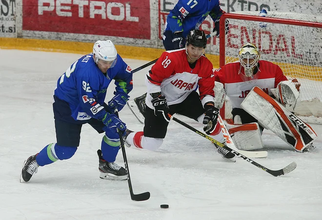 Anže Kuralt in Slovenci so dolgo trli in na koncu le strli odpor fanatičnih japonskih tekmecev. FOTO: Jože Suhadolnik/Delo