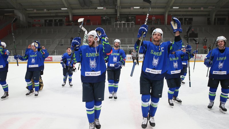 Fotografija: Slovenski hokejisti so se veselili napredovanja v zadnji krog kvalifikacij. FOTO: Jože Suhadolnik/Delo