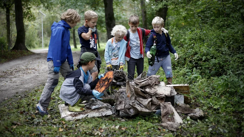 Fotografija: Po vseh čistilnih akcijah, ki smo jih doslej že imeli v Sloveniji (na sliki je prizor z akcije Očistimo Slovenijo leta 2018), se onesnaževalci ne morejo izgovarjati na neobveščenost o škodljivosti onesnaževanja. Foto Blaž Samec/delo