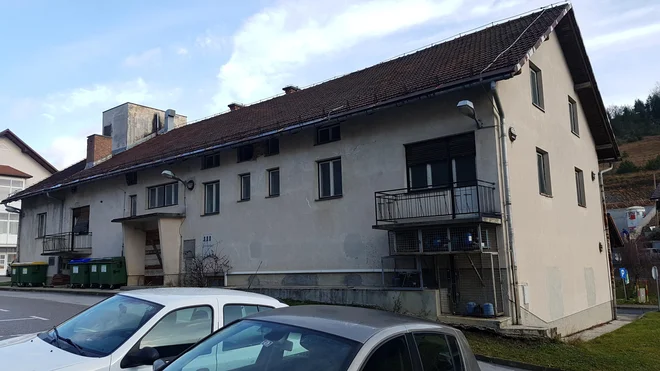 V tej stavbi bodo letos začeli urejati medgeneracijski center. Foto arhiv občine Loški Potok