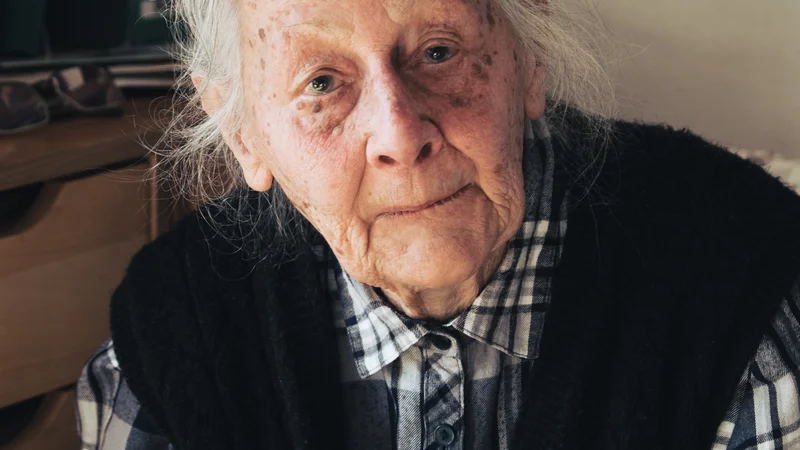 Fotografija: »Ko sem leta 1956 prišla v Idrijo, je Scopoli veljal za površnega in neodgovornega zdravnika. Začela sem zbirati te drobtinice, ki so bile razsute po vseh kotičkih,« pravi Marija Bavdaž. FOTO: Anja Intihar