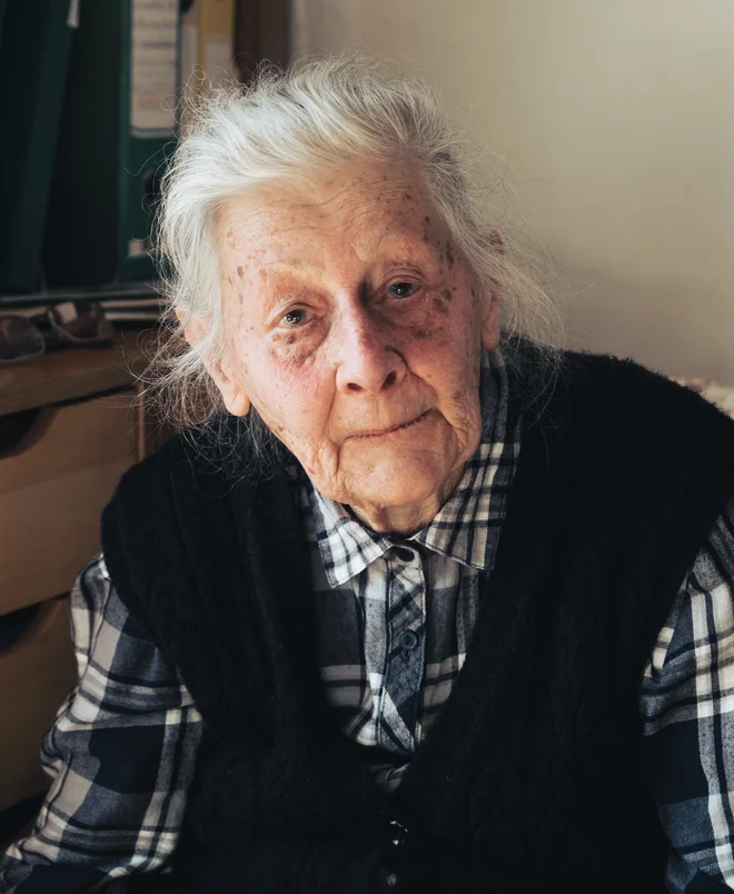 &raquo;Ko sem leta 1956 prišla v Idrijo, je Scopoli veljal za površnega in neodgovornega zdravnika. Začela sem zbirati te drobtinice, ki so bile razsute po vseh kotičkih,&laquo; pravi Marija Bavdaž. FOTO:&nbsp;Anja Intihar