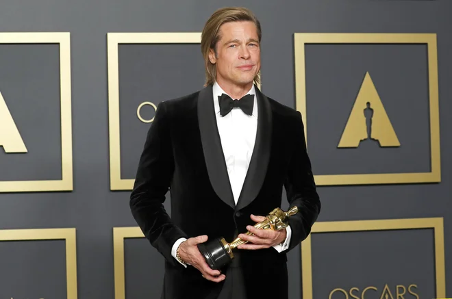 Brad Pitt z oskarjem. FOTO: Lucas Jackson/Reuters