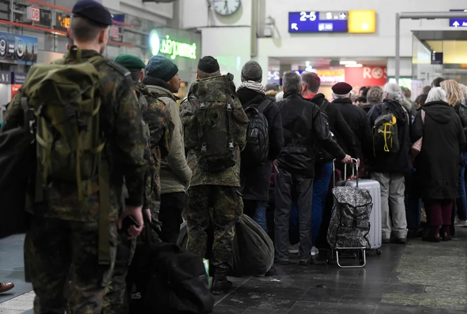 Zaradi Ciare so odpovedali na stotine poletov in železniških povezav. FOTO: Ina Fassbender/AFP