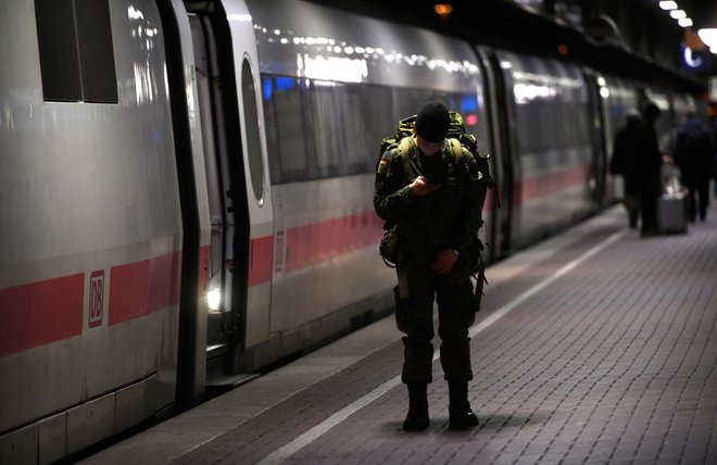 V Nemčiji so bile storitve železniškega prometa na glavni progi začasno prekinjene. FOTO: Ina Fassbender/AFP
