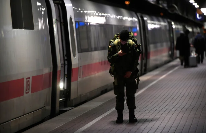 V Nemčiji so bile storitve železniškega prometa na glavni progi začasno prekinjene. FOTO: Ina Fassbender/AFP