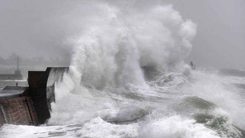 Fotografija: Visoki valovi na zahodu Francije. FOTO: Fred Tanneau/AFP
