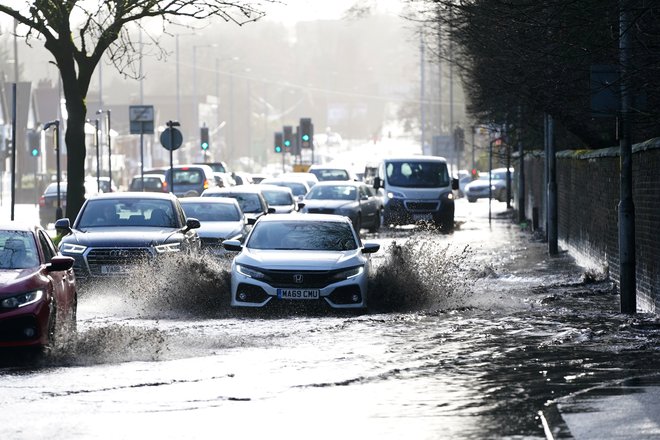 Najhuje je nevihtna fronta prizadela Veliko Britanijo, kjer je v 24 urah ponekod padlo več kot 150 milimetrov dežja. FOTO: Jon Super/Reuters